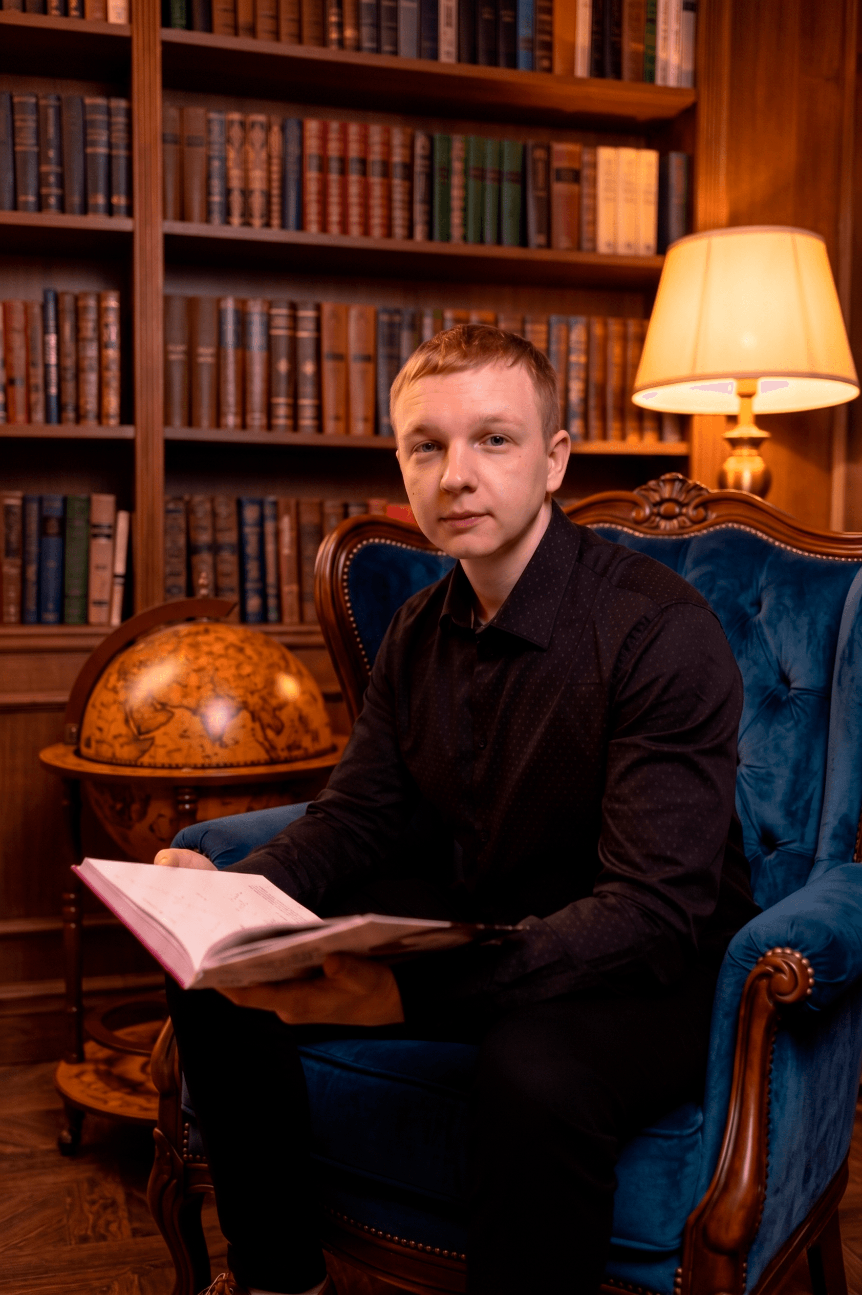 Андрей Гетманенко с книгой